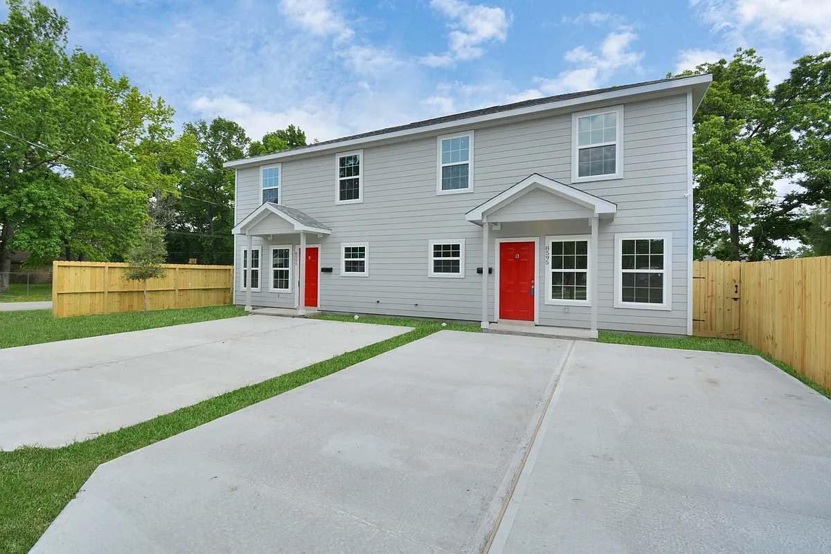 Building Photo - 8595 Parkway Dr #B