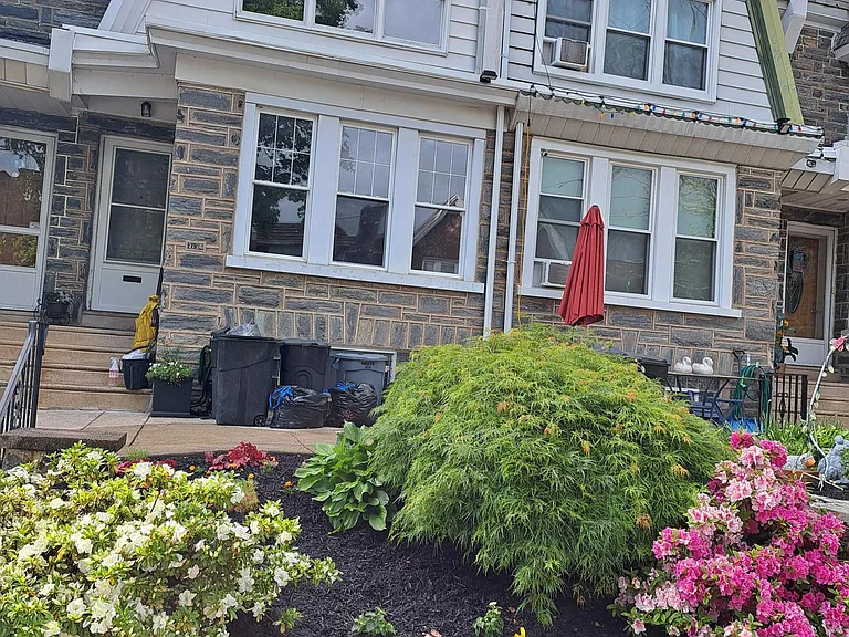 7154 Cottage St — Photo 1