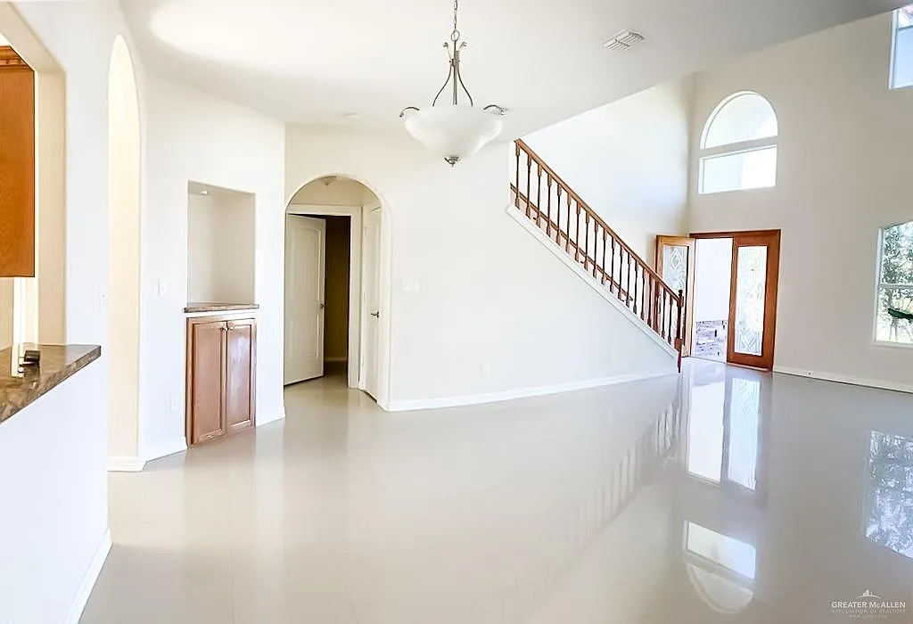 4 bed, 3.0 bath, 2767 sqft, $2,900 — Photo 2