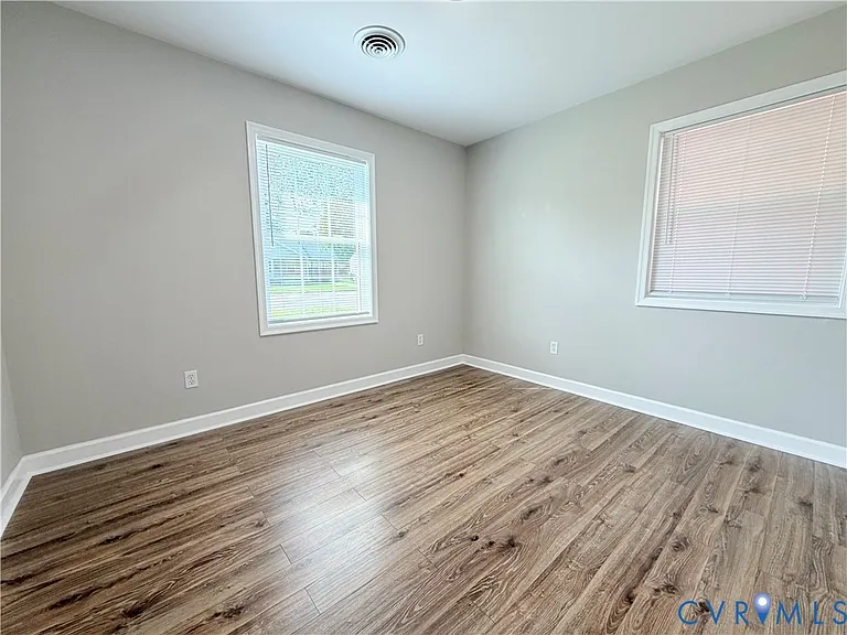526 Roslyn Ave — Photo 13