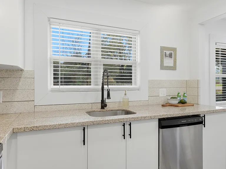 1642 Washington Ave — Photo 11
