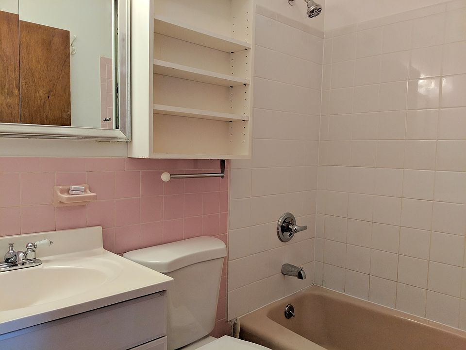 2nd image of 106 Bay 14th St #3