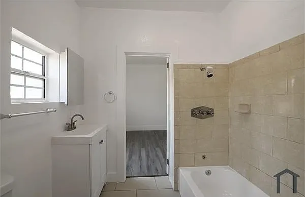 204 W 52nd Pl — Photo 8