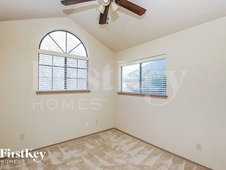 1396 Chinaberry Dr — Photo 13