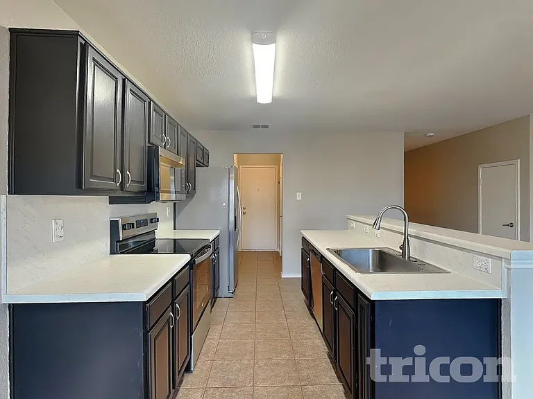 851 Village Point Ln — Photo 4