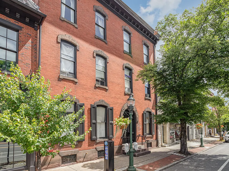 133 W High St