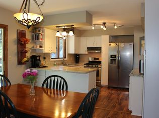 548 Saxony Ct, Hartland, WI 53029