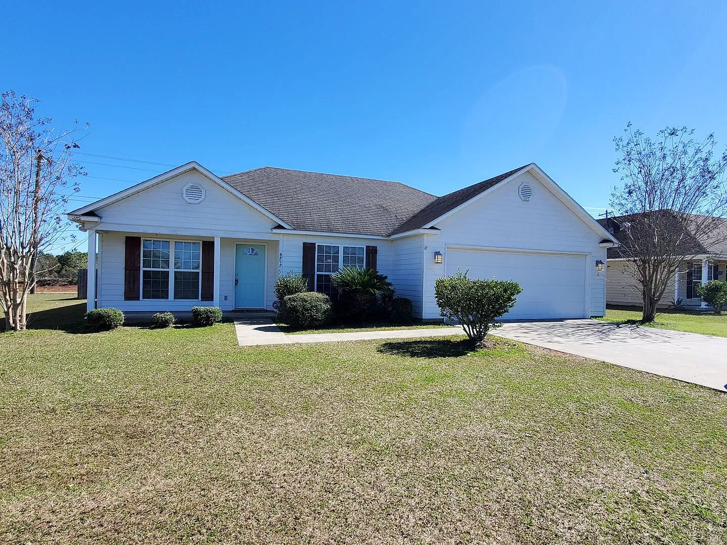 Spacious 3-Bedroom Home with Two-Car Garage, Tray Ceilings & Fenced Backyard in Valdosta! — Photo 2