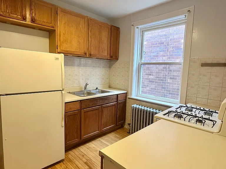 kitchen (angle 2)