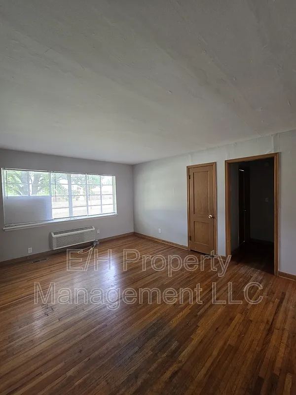 2 bed, 1.0 bath, 719 sqft, $695 — Photo 3
