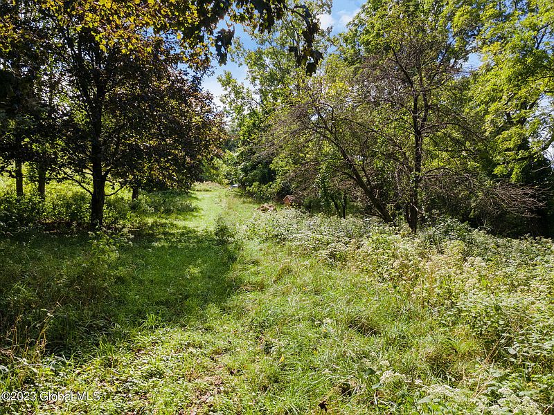 3rd image of 226 Cemetery Road