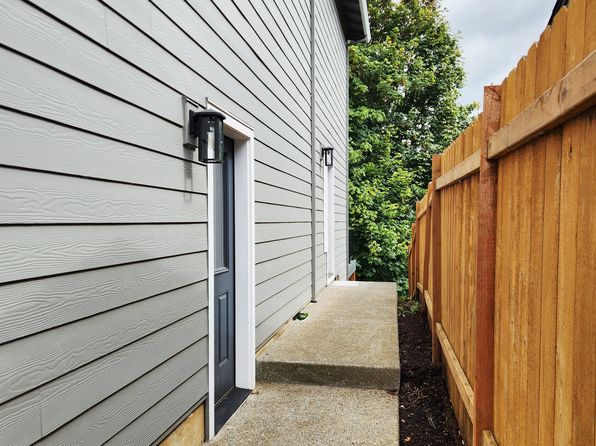 1032 SE Regan Hill Loop