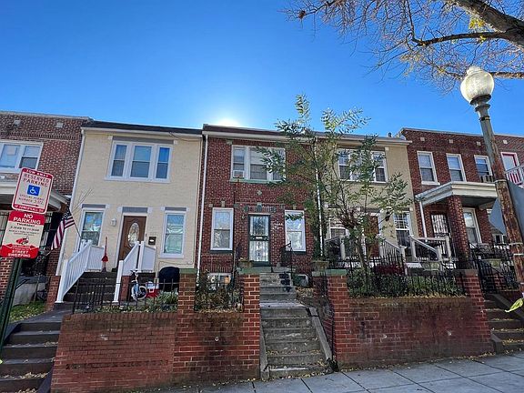 2nd image of 225 Cromwell Ter NE