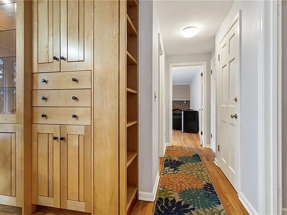 2nd image of 4566 Stoneledge Ln