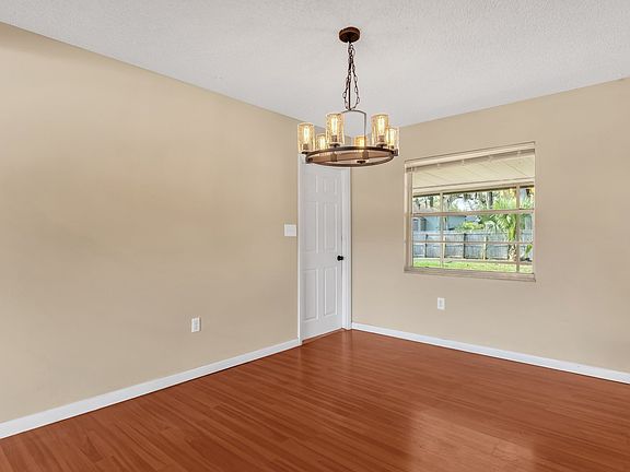 5th image of 320 Heather Ave