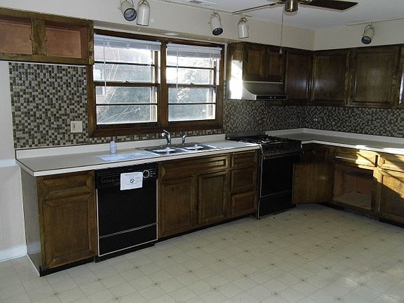 4th image of 9558 Schiller Blvd