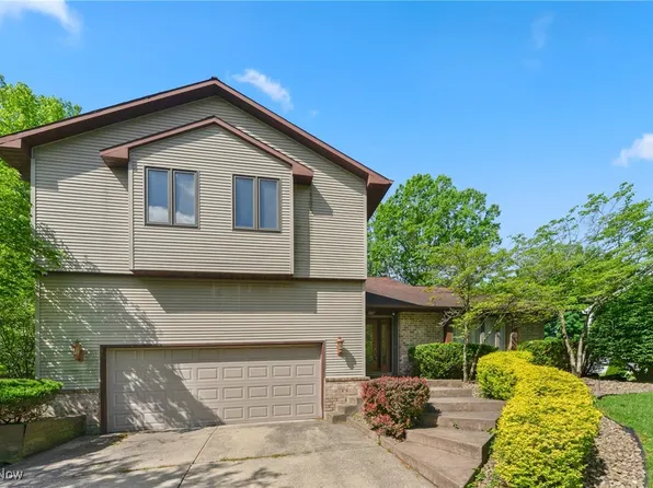 520 Stonybrook Ln, Canfield, OH 44406