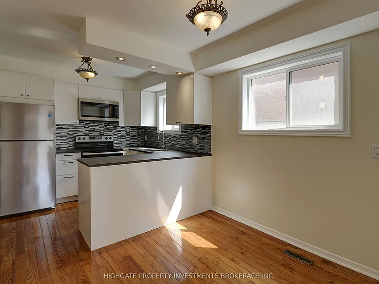654 Brougham Pl #MAIN UPPER — Photo 7
