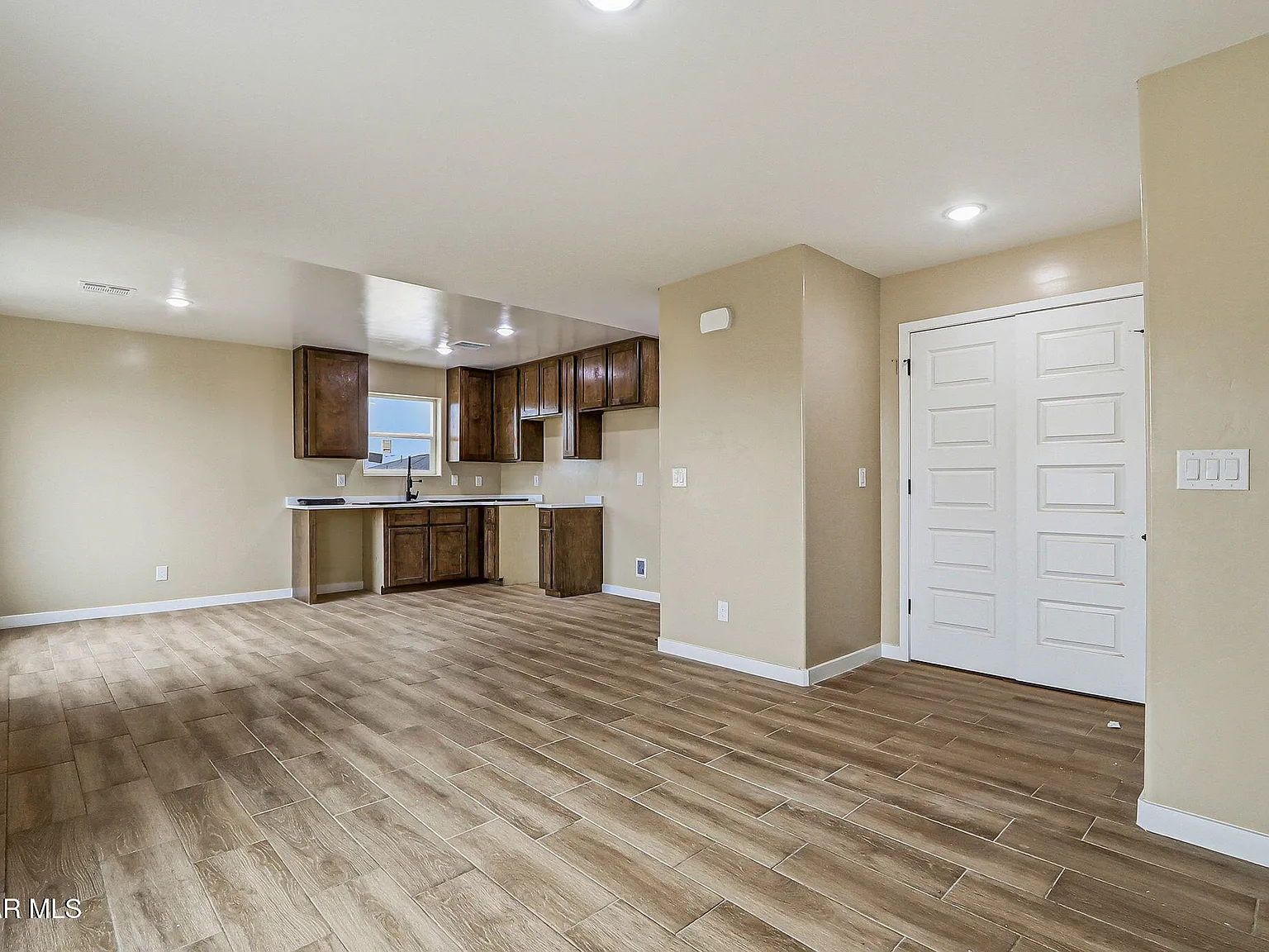 2 bed, 1.0 bath, 910 sqft, $1,250 — Photo 2