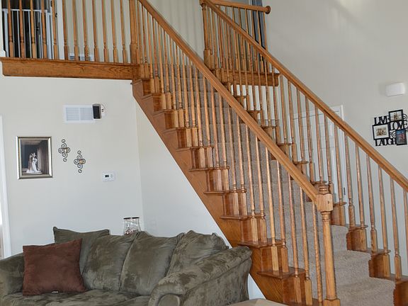 Front entry open to 2nd flr 