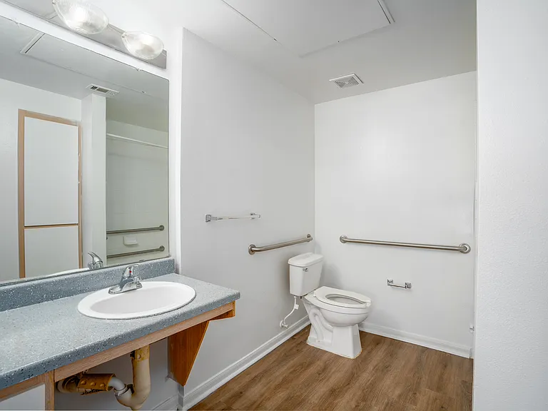 Freeport Oaks Apartments — Photo 12