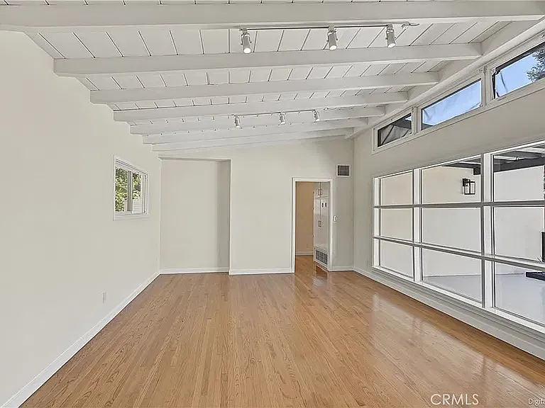 3 bed, 1058 sqft, $3,295 — Photo 4