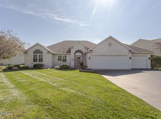 7017 Shadowridge Dr, Waterville, OH 43566