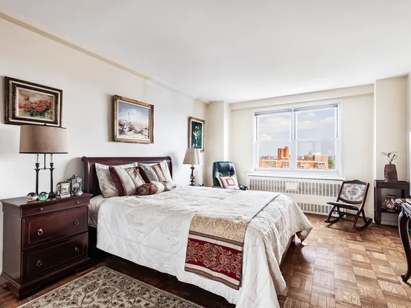 3935 Blackstone Avenue image 9 of 17