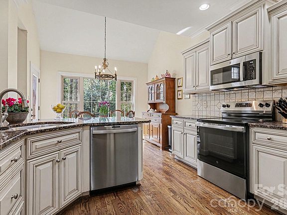 4th image of 352 Hunting Ridge Ln