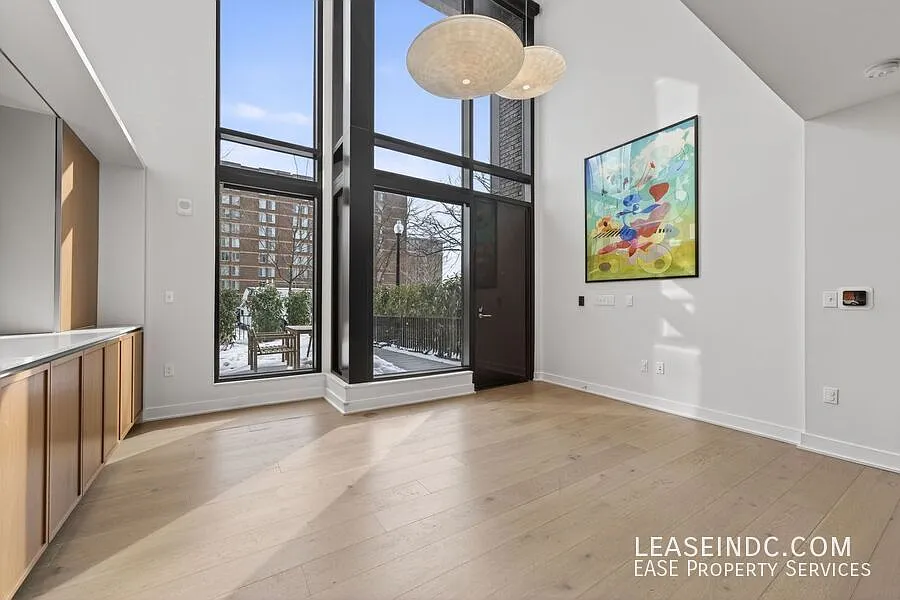 5 bed, 3.5 bath, 3245 sqft, $7,940 — Photo 4