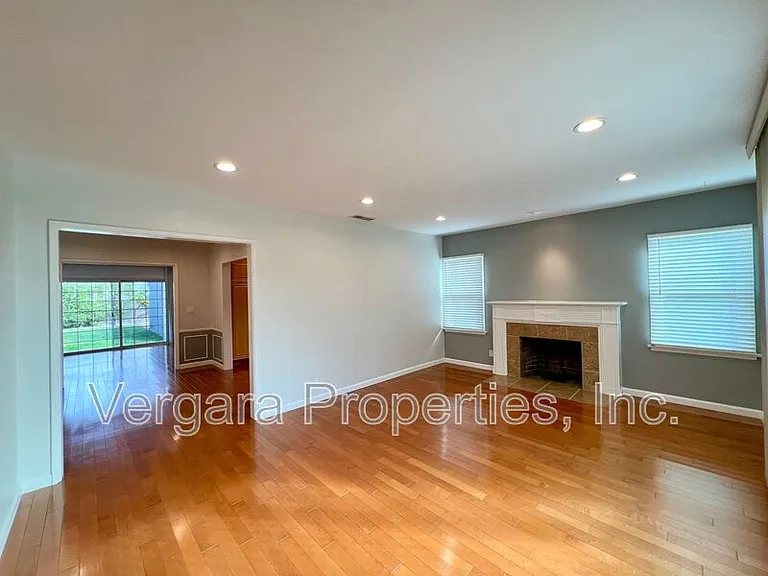 6531 W 85th St — Photo 3
