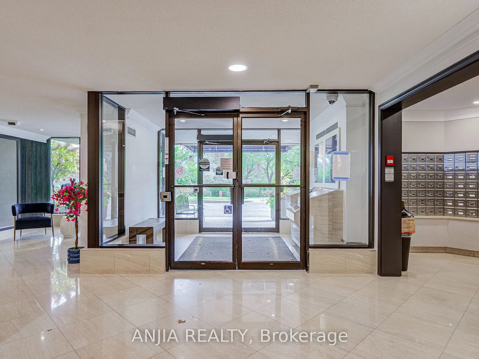 275 Bamburgh Cir — Photo 2