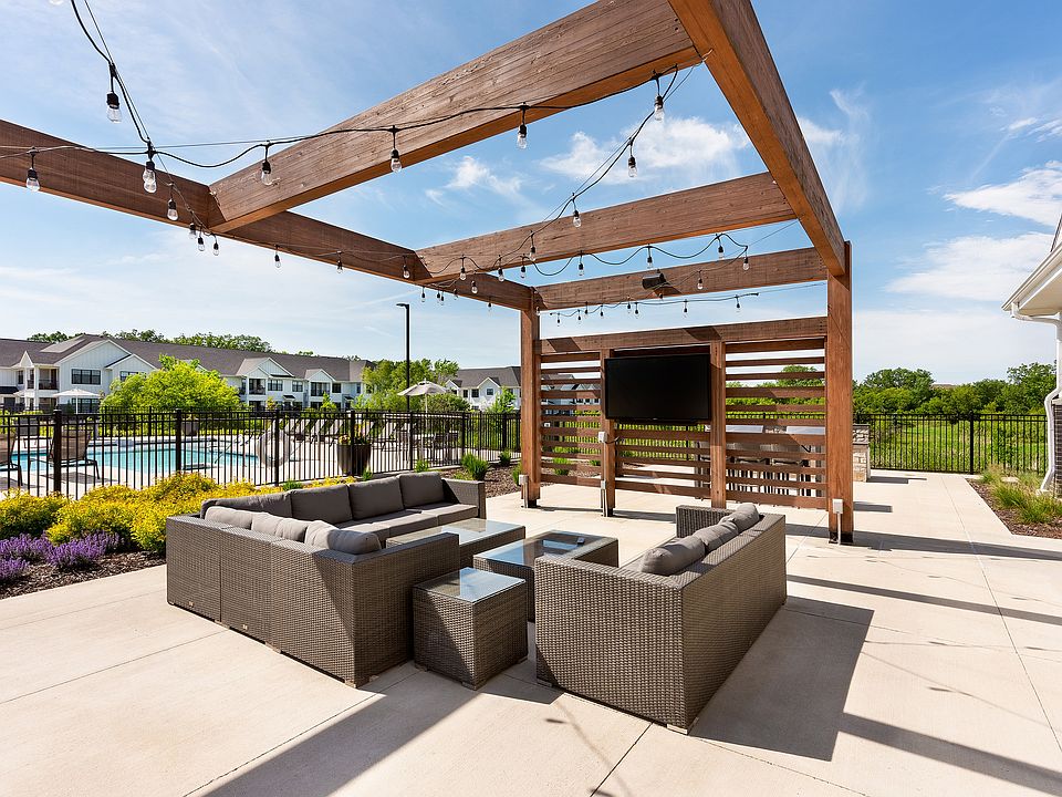 Seasons at Franklin Pergola Lounge