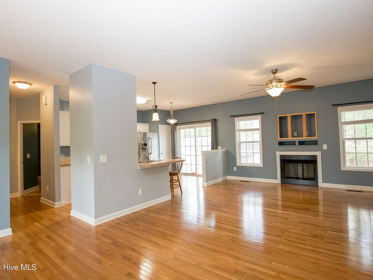 3 bed, 2.0 bath, $2,300 — Photo 4