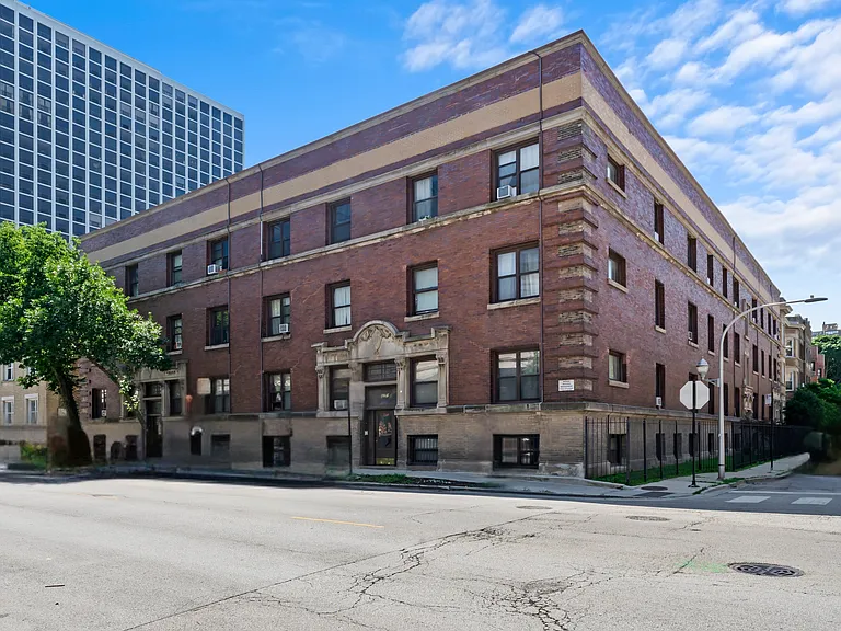 821 W Montrose — Photo 3