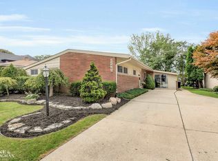 22486 Ardmore Park Dr, Saint Clair Shores, MI 48081