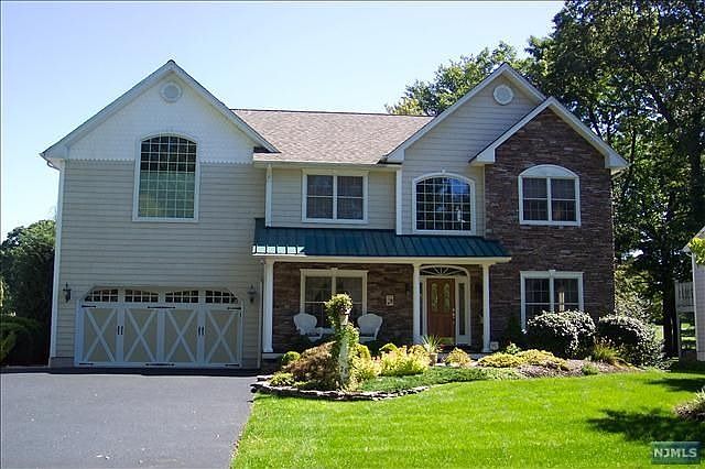 1st image of 28 Oxford Ct