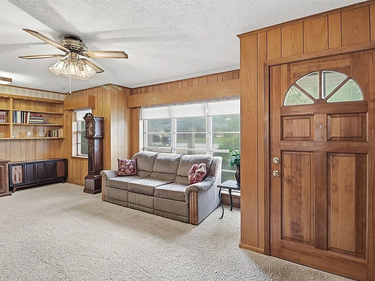 1335 Kathy Ave — Photo 6