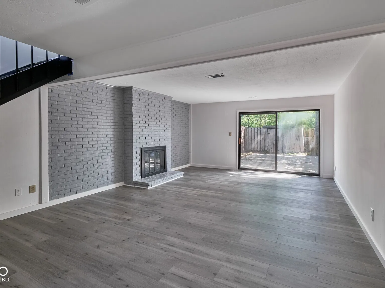 2 bed, 1.5 bath, 1216 sqft, $1,700 — Photo 2