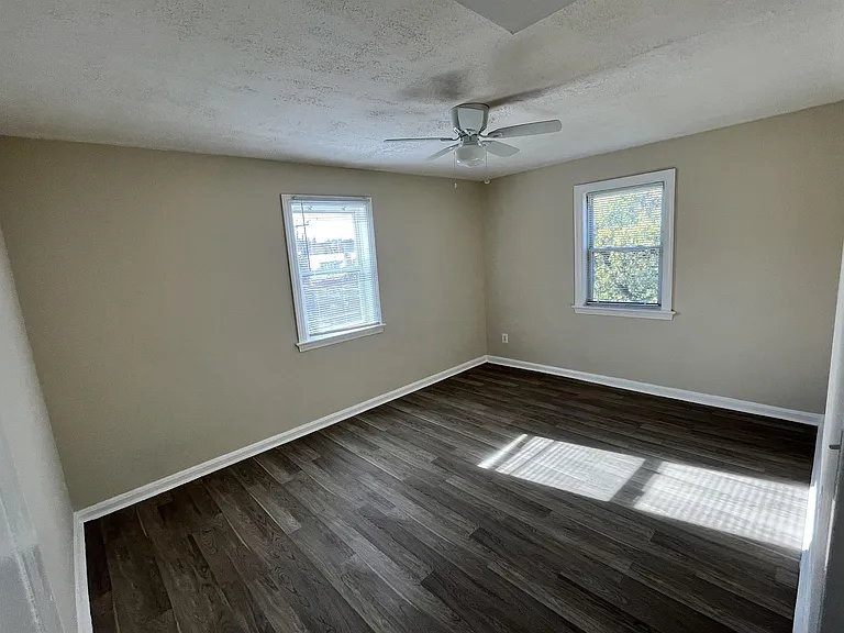 811 Barnaby St SE #204 — Photo 9