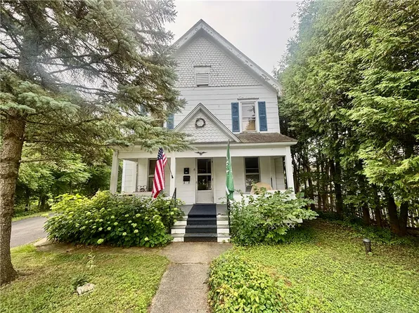 21 W Elizabeth St, Skaneateles, NY 13152