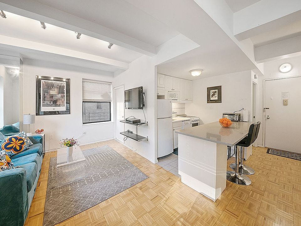 1st image of 150 W 51st St APT 1411