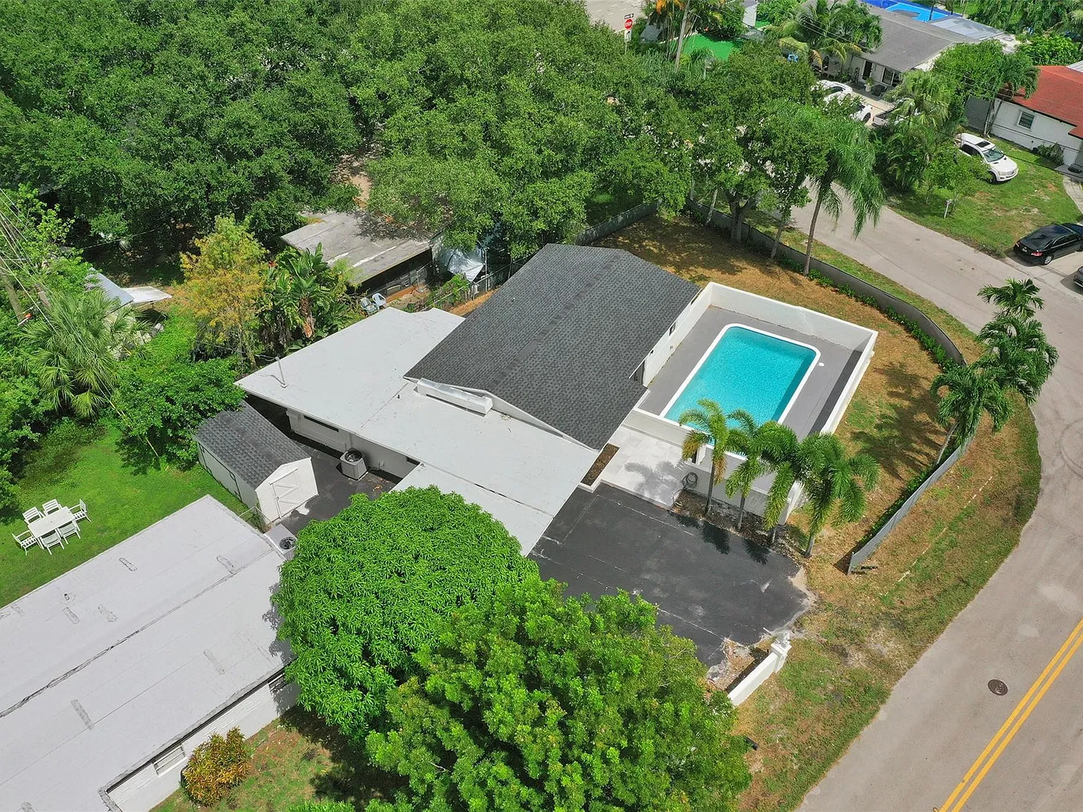 3 bed, 3.0 bath, 1205 sqft, $4,000 — Photo 2