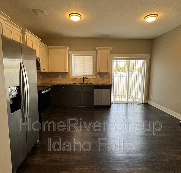 660 Saturn Ave #A — Photo 3