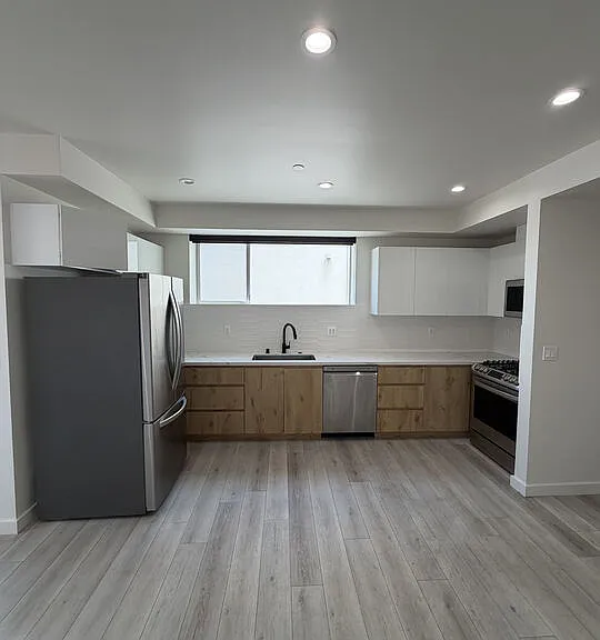 124 S Croft Ave #303 — Photo 7