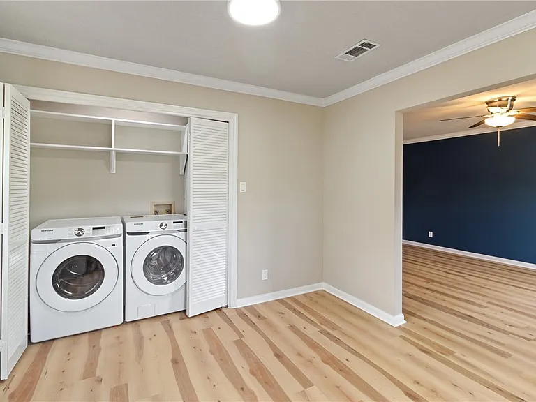 2100 Southwood Dr #24 — Photo 16