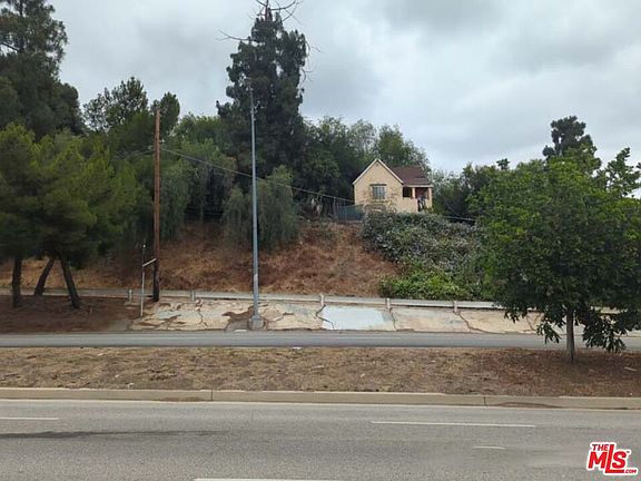 3rd image of 4787 Huntington Dr N
