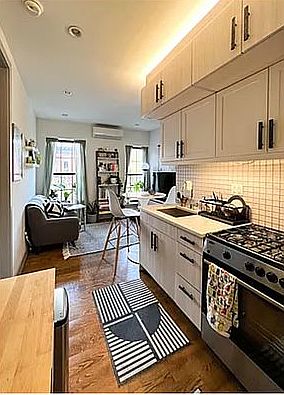 2nd image of 656 Hancock St #17
