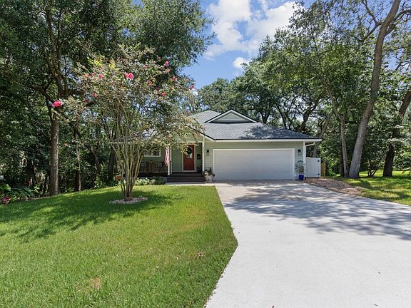 3rd image of 806 Amelia Dr