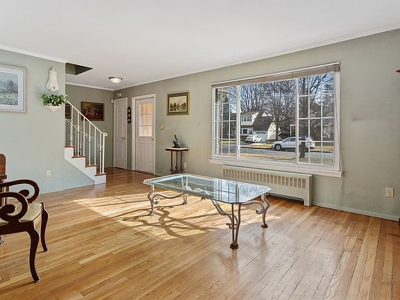 3rd image of 137 Brook St